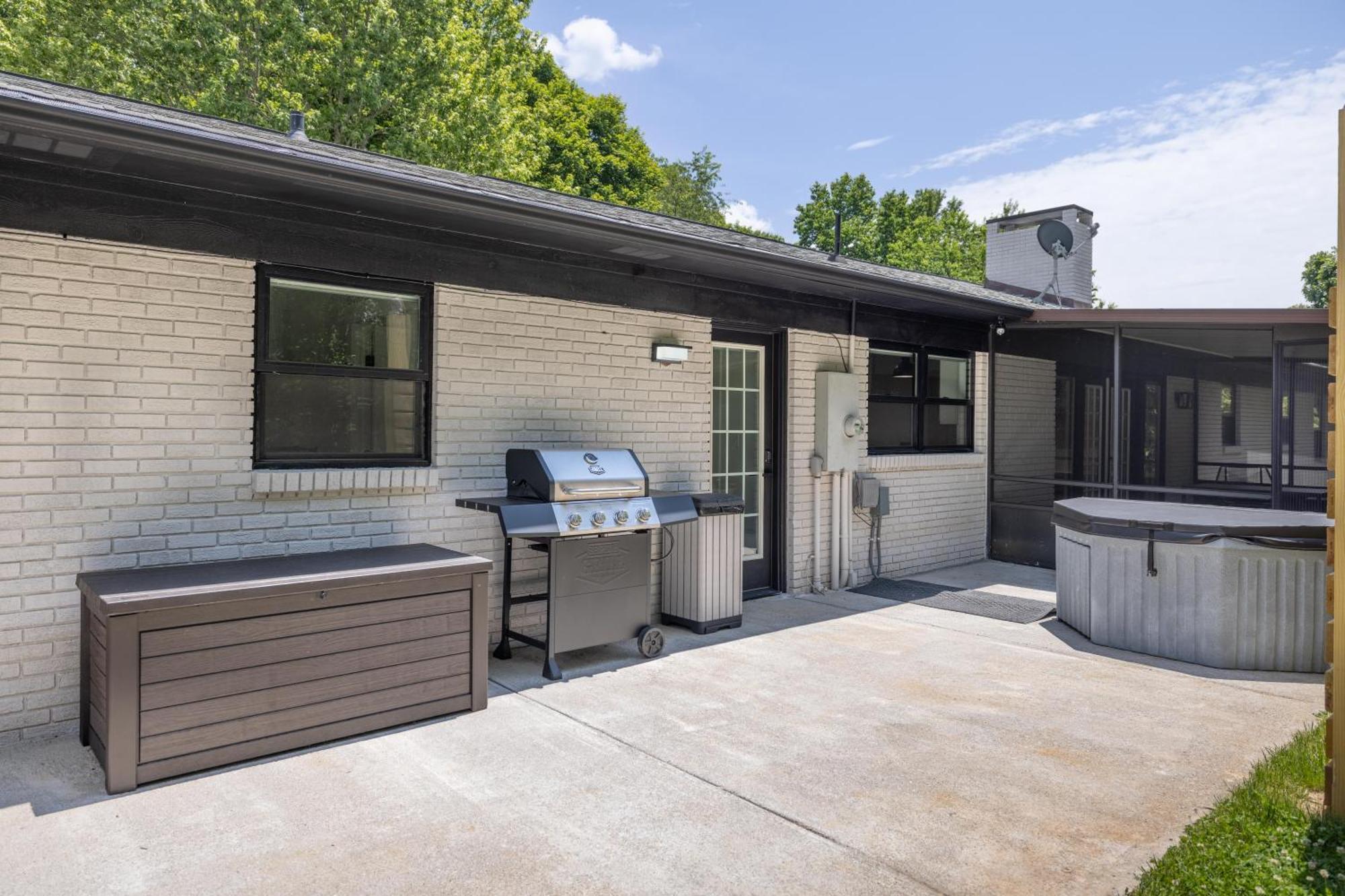 Villa Mid-Century Modern Impeccable Remodel With Hot Tub Asheville Exterior foto